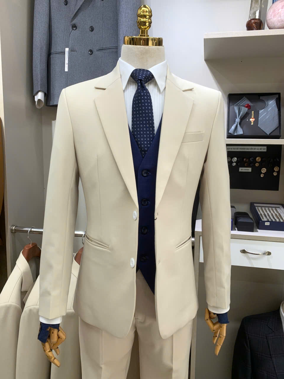 Cách phối vest kem với sơ mi và phụ kiện — 10