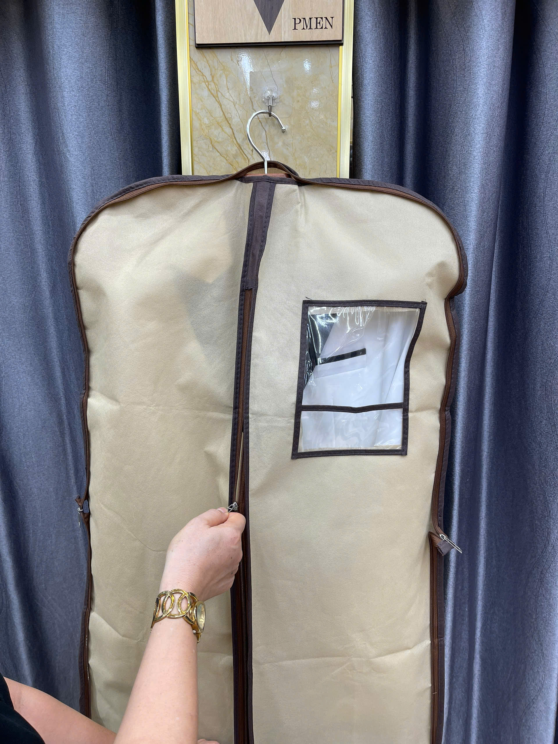Cách treo vest và sắp xếp trong tủ — 3