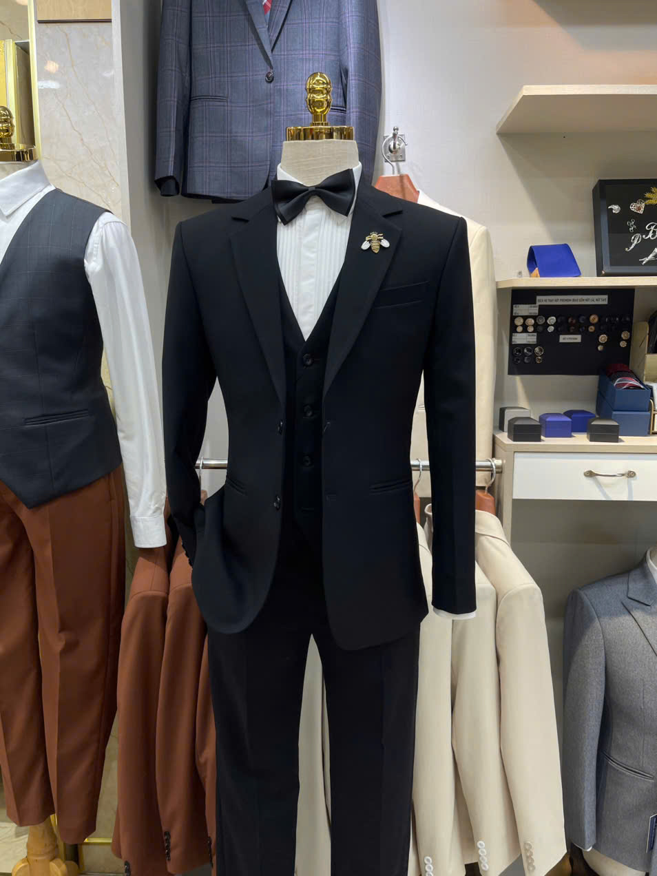 Phối vest đen với cà vạt, nơ hoặc cổ mở — 4