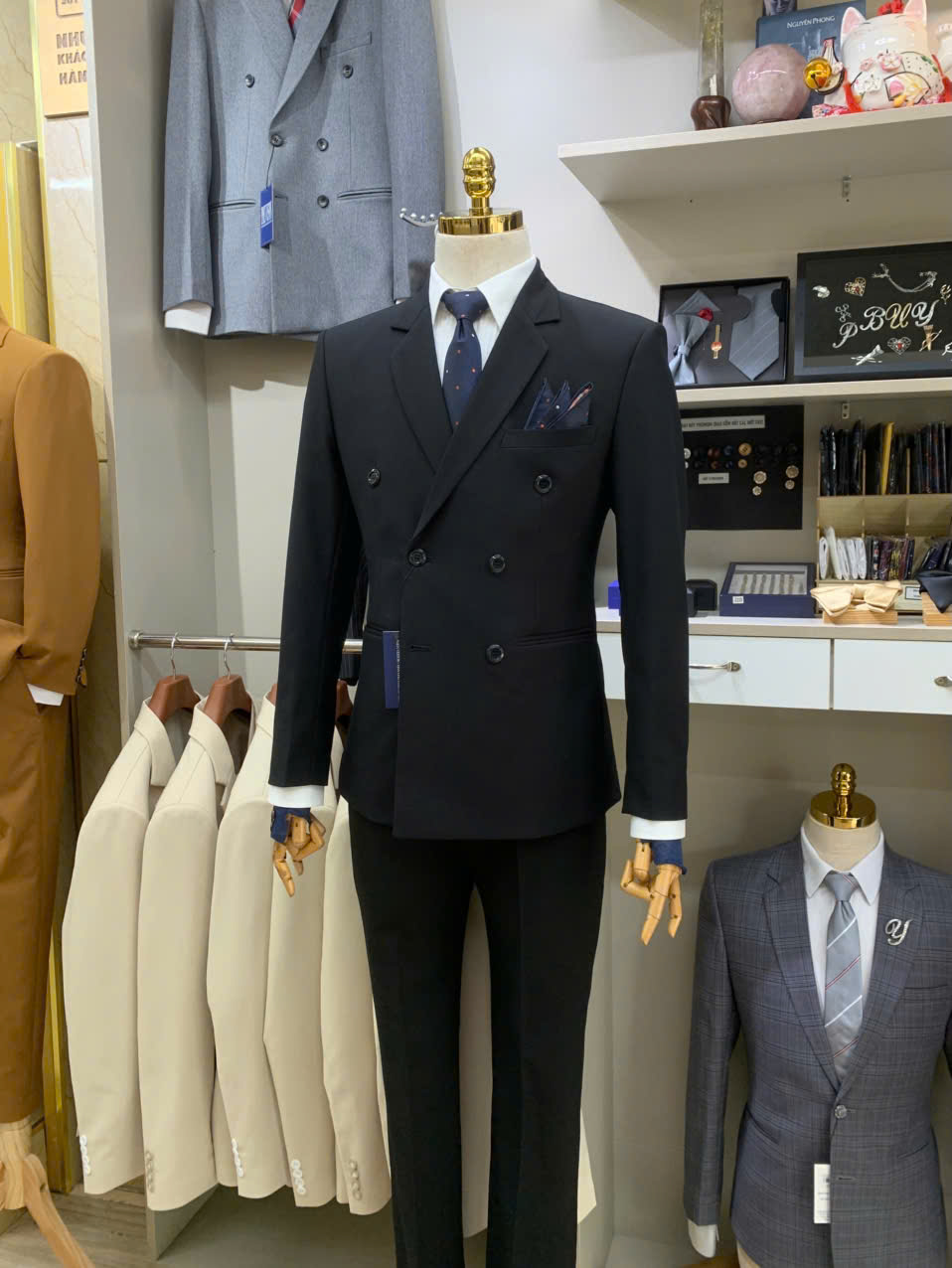 Phối vest đen với cà vạt, nơ hoặc cổ mở