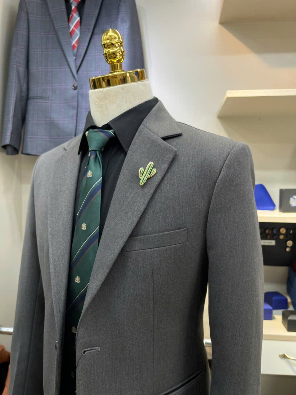 Cách chọn ghim cài ve áo cho bộ vest