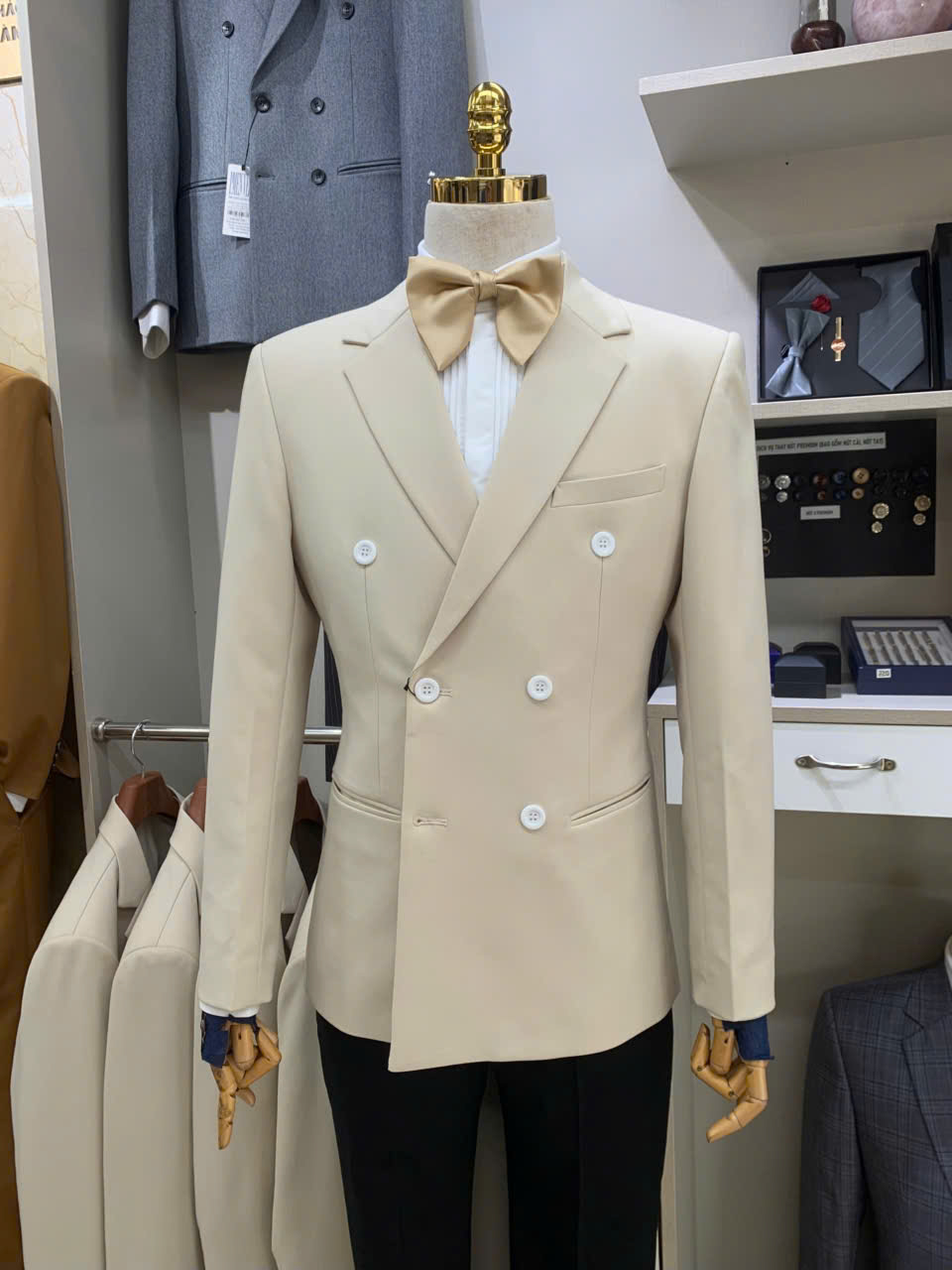 Cách phối vest kem với sơ mi và phụ kiện — 9