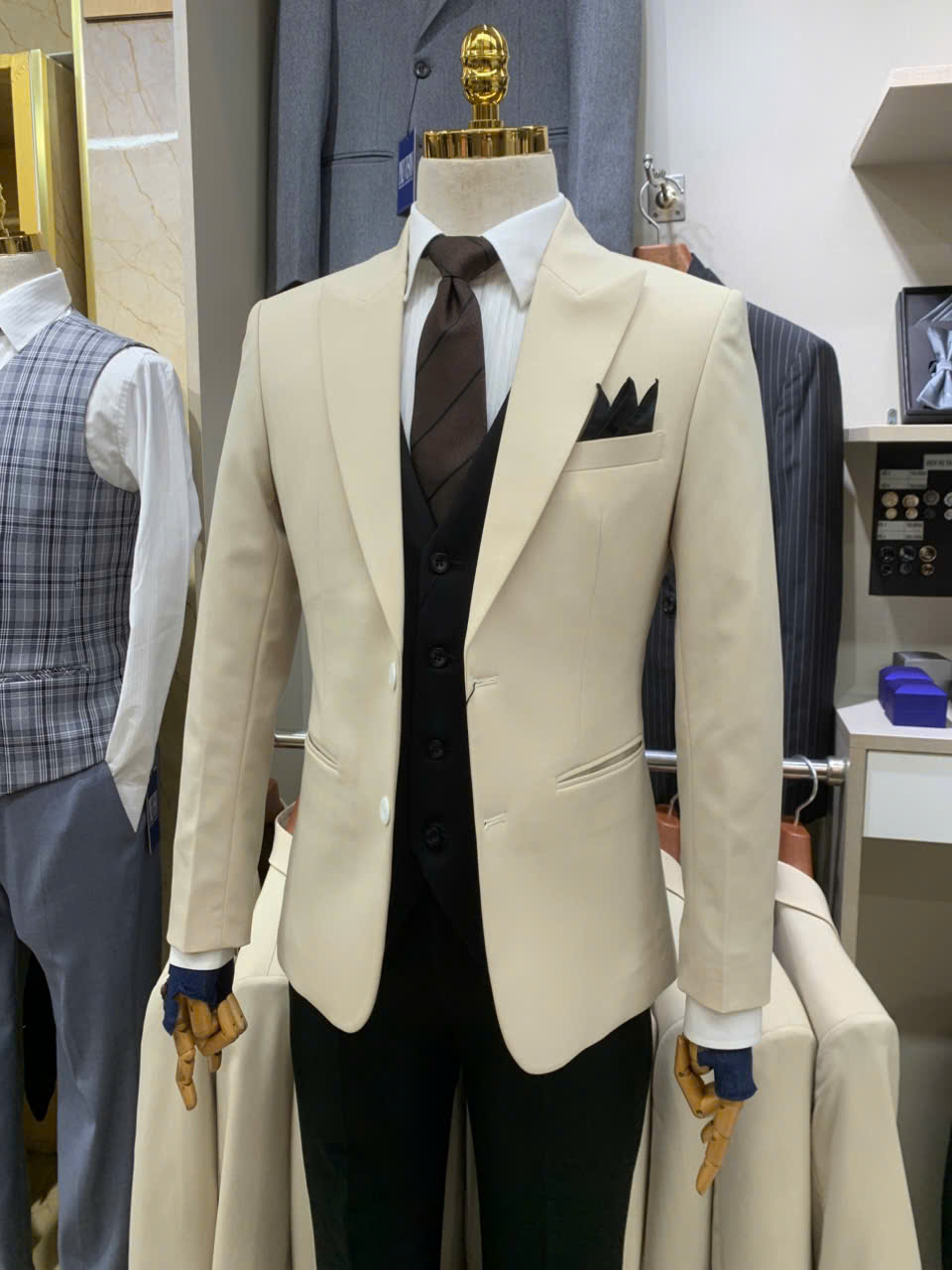 Cách phối vest kem với sơ mi và phụ kiện — 11