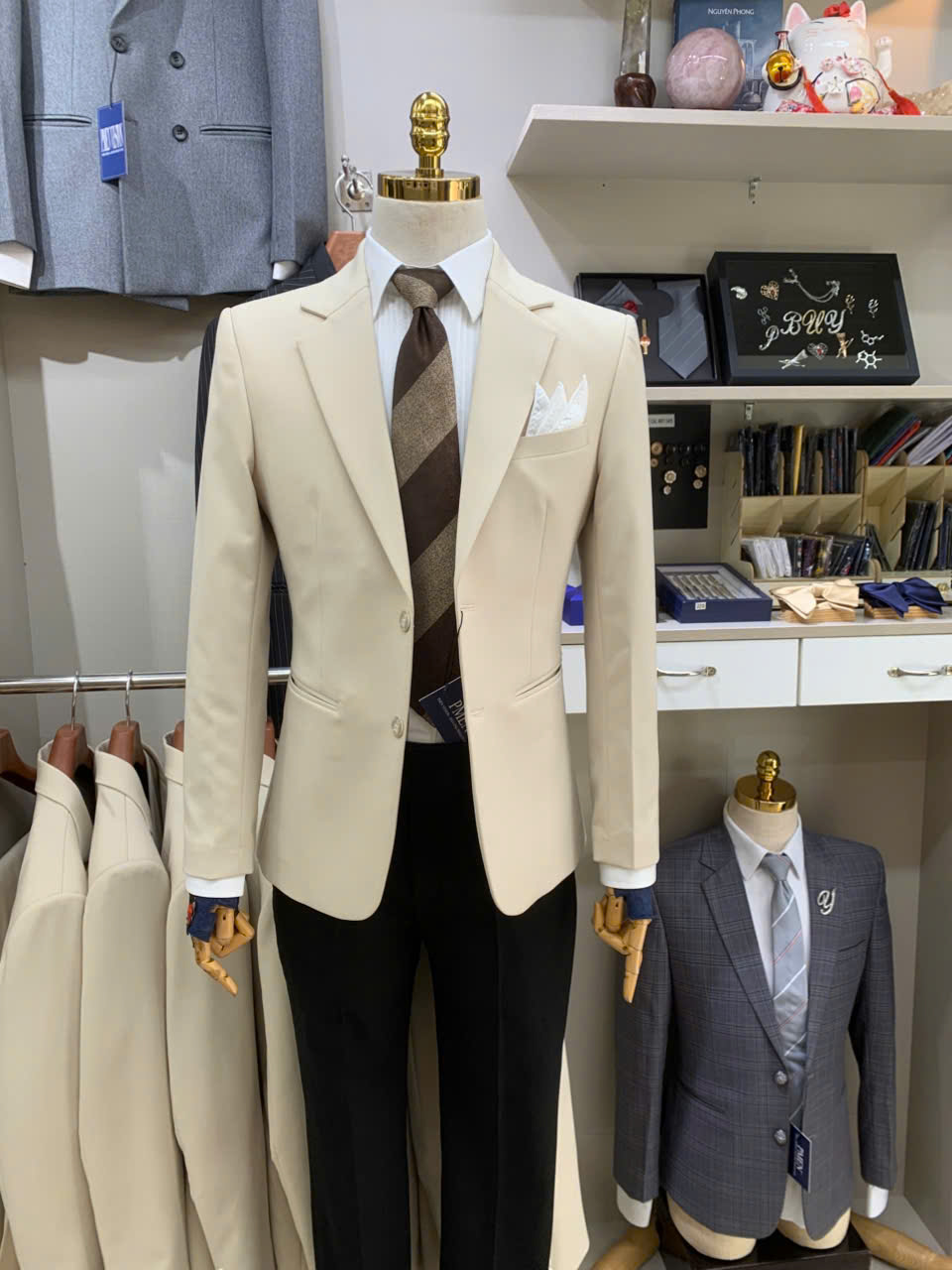 Cách phối vest kem với sơ mi và phụ kiện