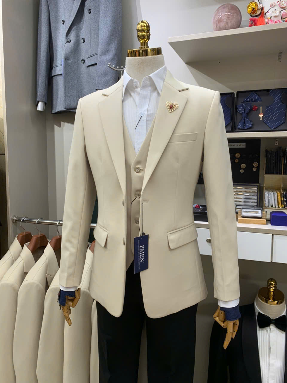 Cách phối vest kem với sơ mi và phụ kiện — 8