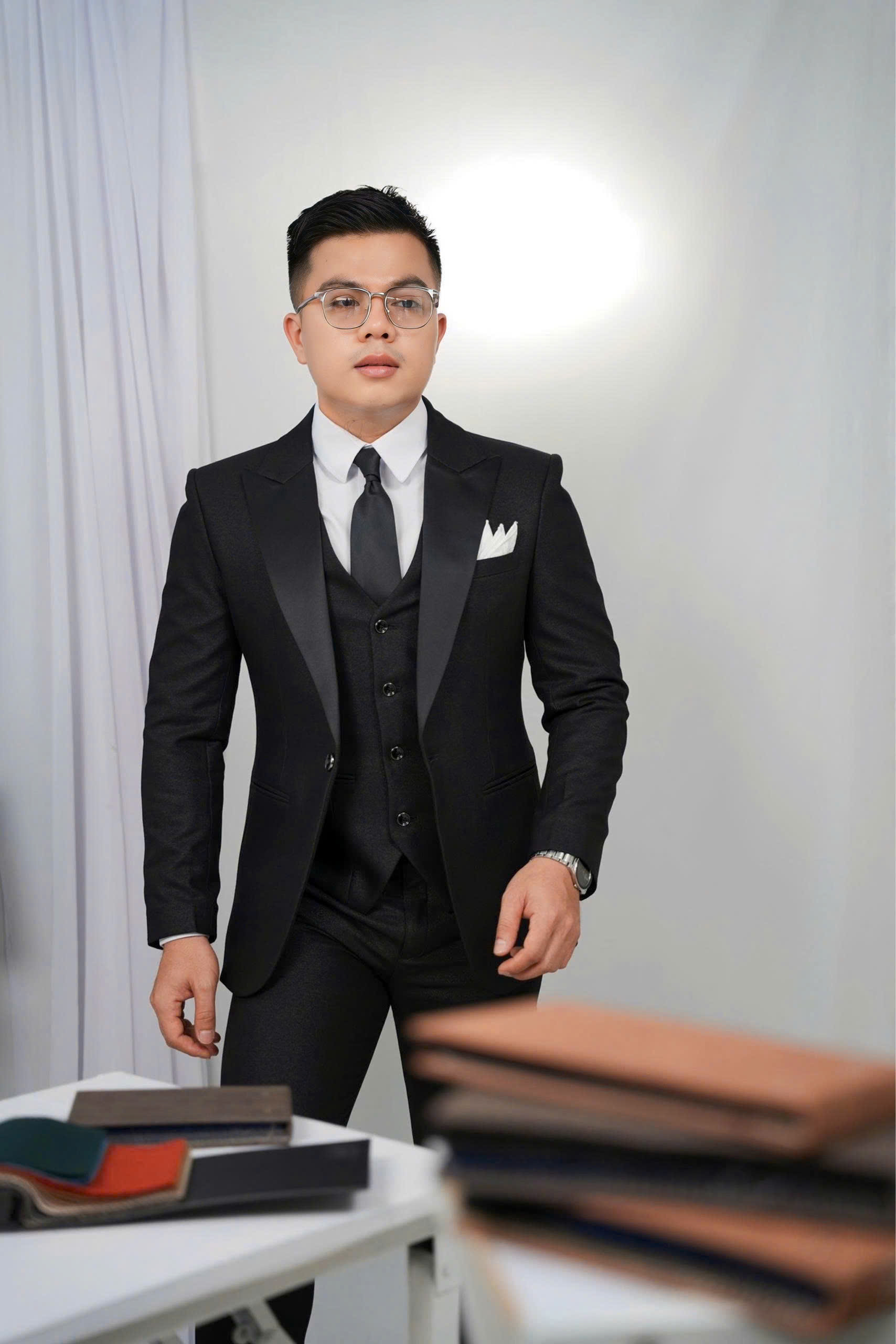 Mặc lại vest trong mùa cưới bằng phụ kiện — 2