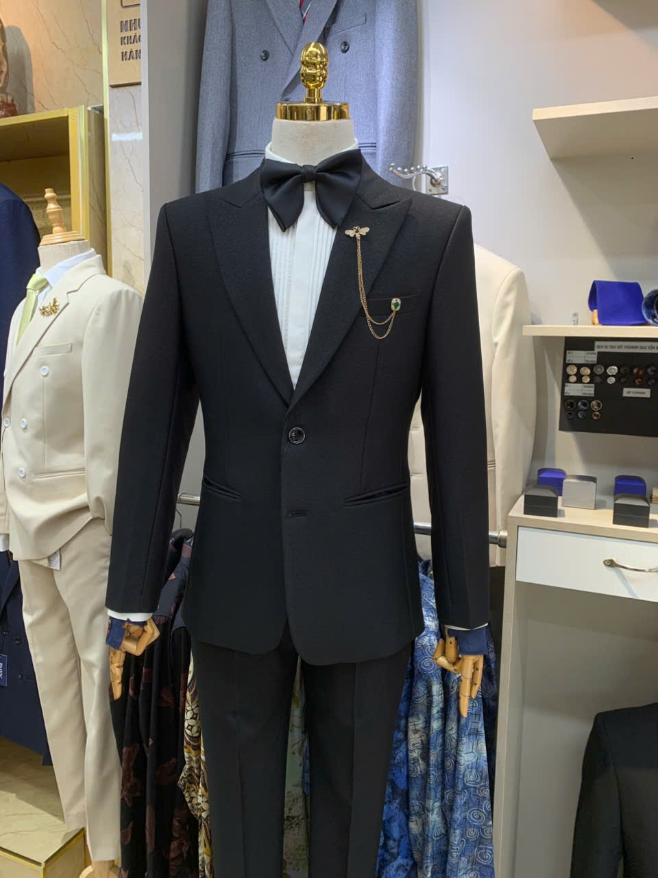 Phối vest đen với cà vạt, nơ hoặc cổ mở — 2