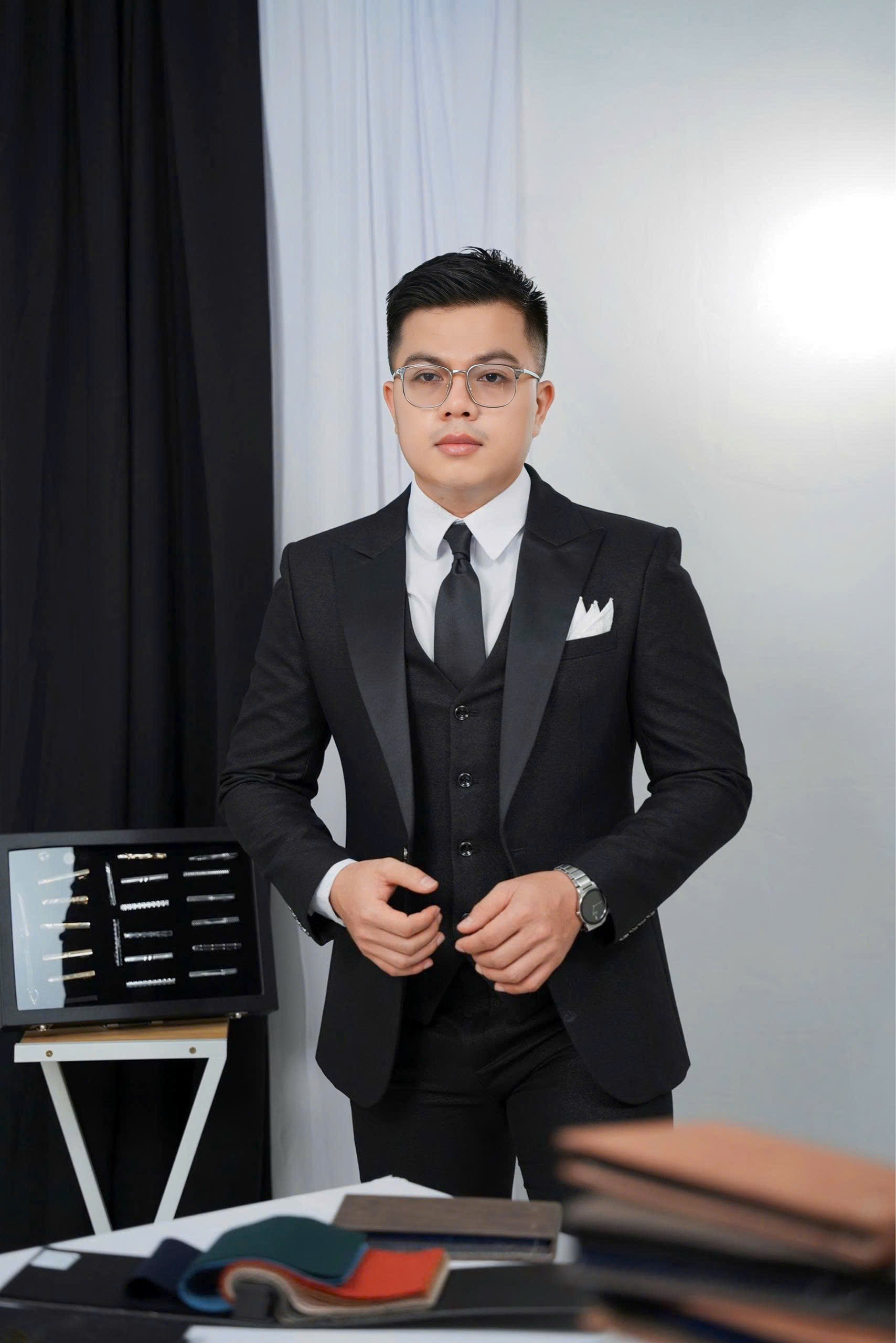 Mặc lại vest trong mùa cưới bằng phụ kiện — 3