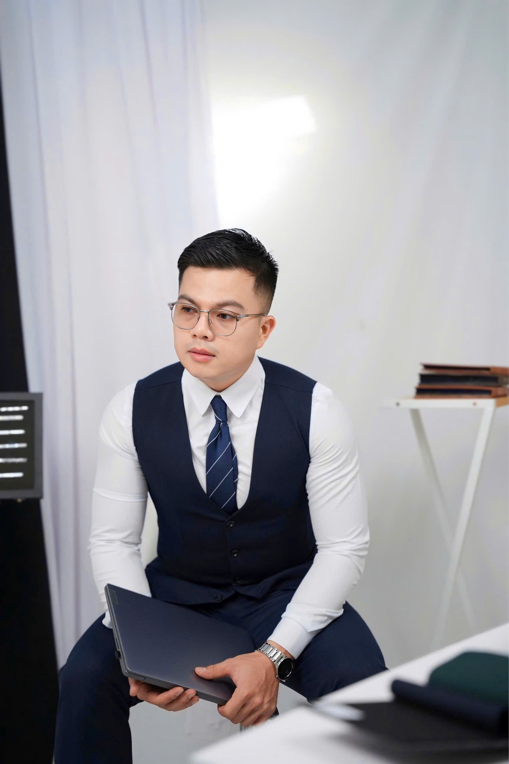 Ba cách phối vest xanh đậm dễ ứng dụng — 3